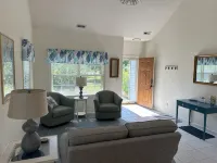 Crabby Nav's Retreat: 3-bedroom house in charming Pawleys Island with WiFi, AC
