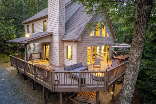 Mountain Retreat: HotTub, Game Room, Family & Pet-Friendly, 3 King Beds