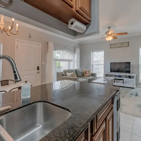 Lovely 2 Bedroom Condo with a Pool and Beach View