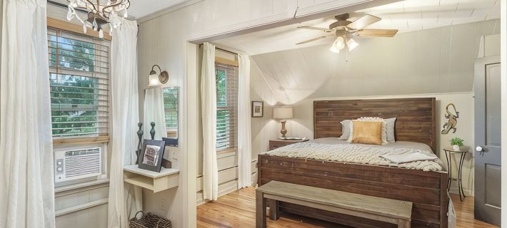 Manistee Charm :: Minutes from Beach & Downtown Hotels in Manistee