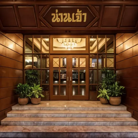NAN Chao Hotel Отели рядом с достопримечательностью «Ват Чуламани»