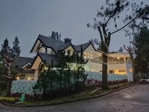 Villa Kota Bunga BB10-23 with Billiard and Private Pool Puncak by Charles - 3-stjärniga