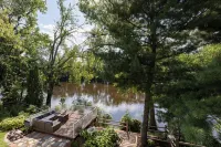 Soak, Relax & Gather - Spacious River Home - Hot Tub, Massage Chair & Kayaks - Wifi