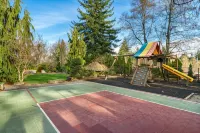 Luxury 4 bd/3ba Family Home near Ocean, Airport,  & Seattle XL yard w/sportcourt - Wifi