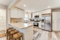 Experience Minneapolis; entire house, close to Downtown Uptown and UofM - 2-Star