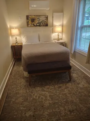 Clementine Cottage- Quiet Charming Cottage on Lincoln Lake