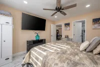 Desert Retreat-Charming 2-bedroom house with a View - Boutique