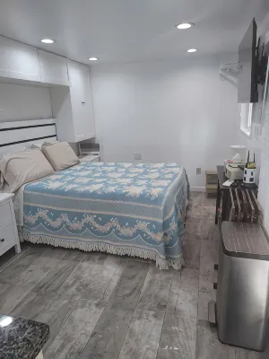Private Apt with backyard - balcony