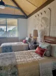 Penthouse Retreat Steps to Beach. Sweeping Ocean Views, Designer 5 Star Escape - 4-Star