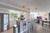 Naples paradise close to the beach and 5th Ave - Private Pools