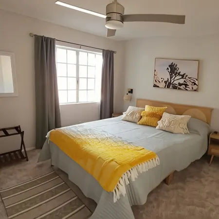 2' to downtown, 10' to JT park, King bed, game room, arcade, firepit, hammocks