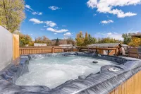 Downtown Townhouse w/Hot Tub, A/C & Sleeps 8! - Holiday bungalows