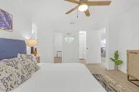 Top Floor Corner Unit: 2Br Waterfront with Stunning Intracoastal Views - Bungalows