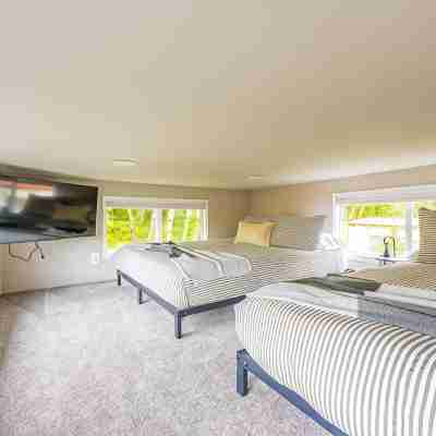 Rainforest Tiny Home Retreat: Farmhouse Rooms