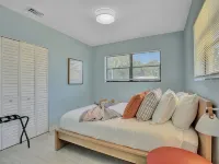 Casa Bella - 5 BR Villa in Miami with Pool, Mini-Golf, Basketball+ Hotels in Golden Glades
