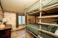 Private 3.5 acre Waterfront Cabin with Hot Tub, WiFi, Minutes from Nashville