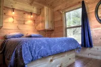 Peaceful & Romantic Log Cabin w/Hot Tub+Fireplace+Wi-Fi - Alphydda