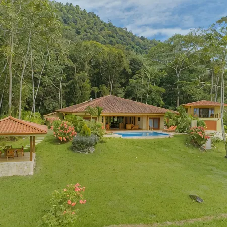 Ocean view home in Dominical w/ pool & WiFi / 8p