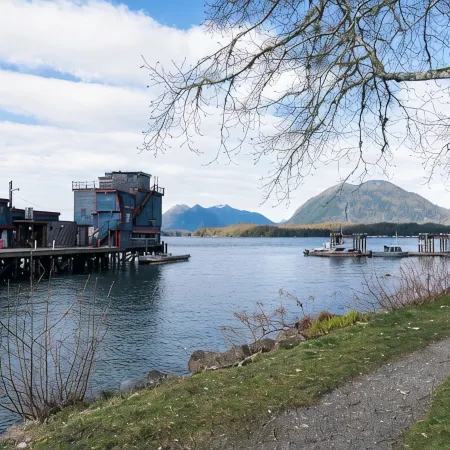 Goodview Suite - licensed waterfront studio with a fireplace and patio
