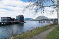 Goodview Suite - licensed waterfront studio with a fireplace and patio - Boutique
