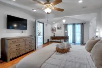 King Estate with attached Mid-Century Apartment & Gym. - balcony