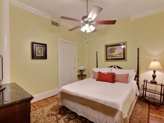 2bd, 2ba Historic District and River Street-Walk to Everything!