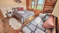 Luxury Cabin w/Heated Pool, 22Min to 7 Springs, HotTub, Sauna, Game Room & Views - Chalets