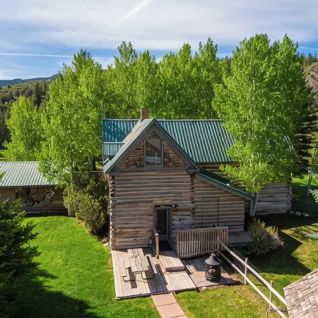 Charming log house in Snowmass with all the amenities.