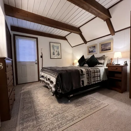 4 min Beech Mtn. Gem: Cabin Retreat near Slopes & Trails Pet friendly