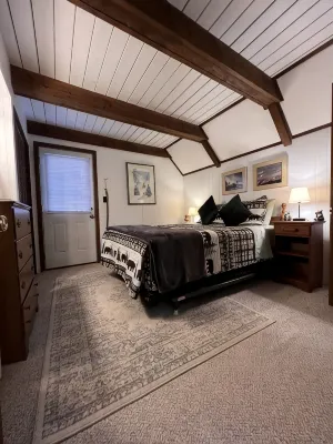 4 min Beech Mtn. Gem: Cabin Retreat near Slopes & Trails Pet friendly - Hytter