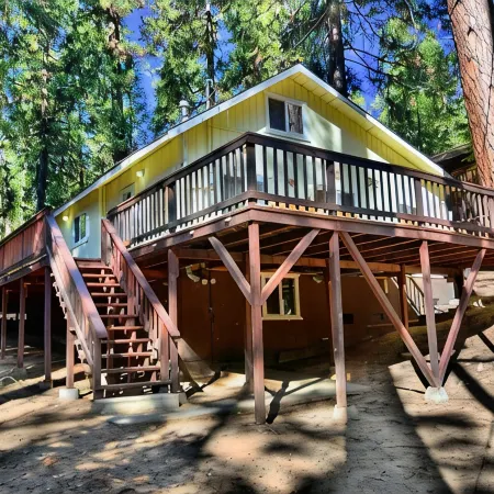 Twain Harte Vacation Rentals - Lake Member, Free WIFI, HD TV, Walk To Town/Lake