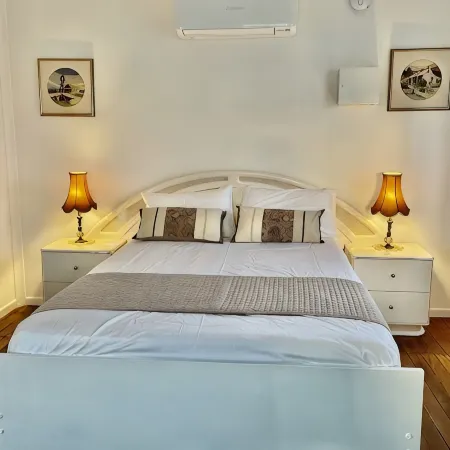 Cabin in the dam paddock, 10 min to the beach. Hotels in Coolum Beach