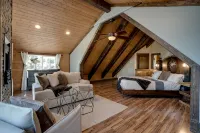 Walk to Stagecoach Lift - 5Br Luxury Ski Cabin - Private Hot Tub - 3 Fireplaces - 4-Star