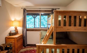 Family Cabin on Cowlitz River-Covered Deck/Hot Tub/Games! Pet Friendly!