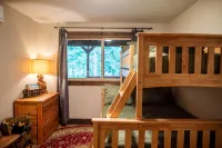 Family Cabin on Cowlitz River-Covered Deck/Hot Tub/Games! Pet Friendly! - Hytter