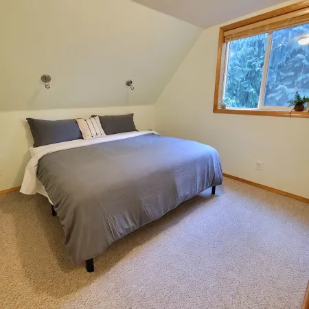Skyline cottage, private hot tub, wifi sleeps 4!