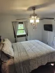 Cozy Cabin walking distance to BEAUTIFUL Higgins Lake! - Hytter