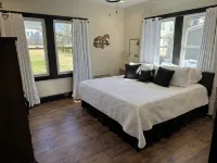 2-bedroom vacation home just a two minute walk to downtown - Wifi