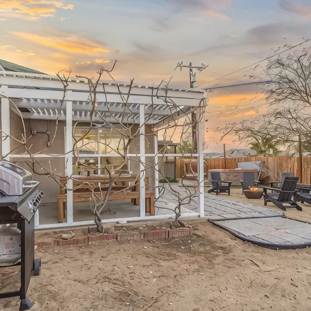 Oasis🌵in the❤️of Joshua Tree + Gym + Hot Tub + Tesla⚡️+ pond and waterfall