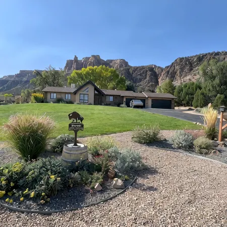 Views+, Spacious Home, Hot Tub, Ski/Hike/Golf, base of the CO Nat'l Monument!