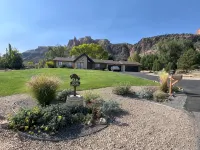 Views+, Spacious Home, Hot Tub, Ski/Hike/Golf, base of the CO Nat'l Monument! - 4-Star