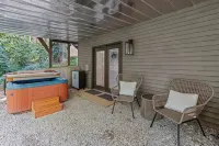 The Biker Bunker- Hot Tub - Next to MTB & Close to Downtown Bentonville - Apartments