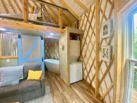 Elevated eclectic yurt with wrap-around porch, hot tub, and mountain view! - シャレー