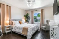 *Family Getaways* Charming Pool Home by Downtown - 3성급