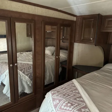 Cozy RV tucked back in a quiet property with plenty of room to relax Отели в г. Гилберт