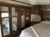 Cozy RV tucked back in a quiet property with plenty of room to relax - 2 estrellas