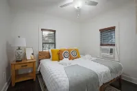 A Tropical Beauty🏝🏠 Historic Charm + Modern Luxury - 2-Star