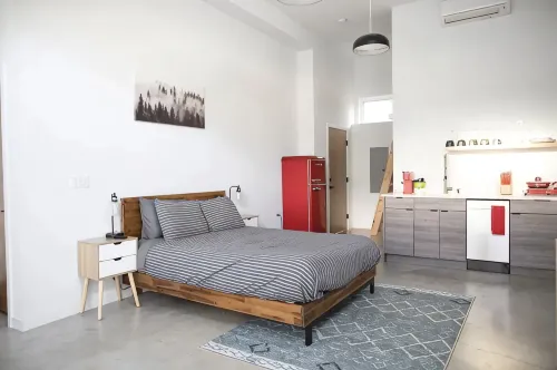 Luxe Modern Ballard Studio: 15 Min to Space Needle - บ้านพักหลังเล็ก