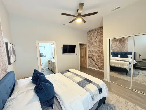 Rustic Charm 4BDRM Home| STL Developers - balcone
