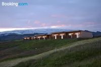 Black Beach Suites - parking